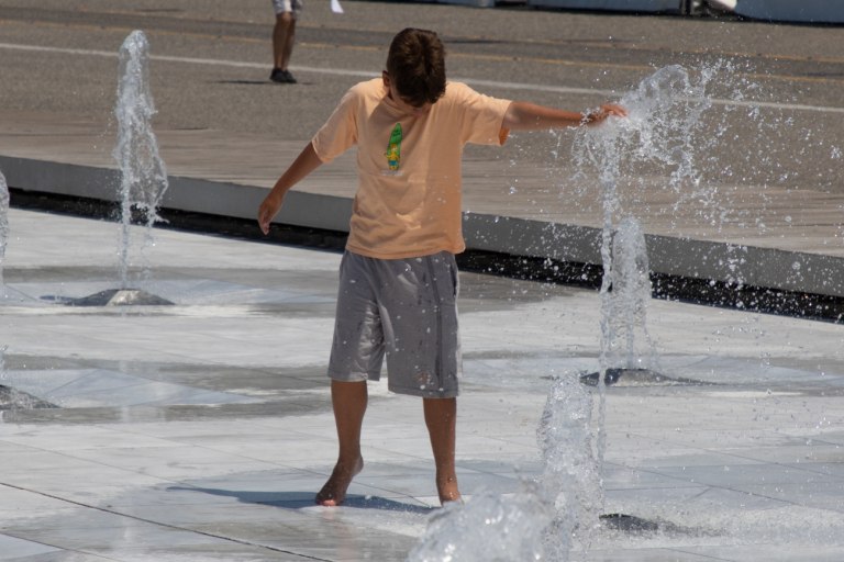 Καιρός: Κορυφώνεται ο καύσωνας με 42άρια – Υψηλές ακόμη και οι ελάχιστες θερμοκρασίες, οδηγίες προφύλαξης