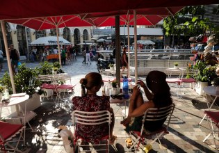 Plum: Διαρκής μάχη με την ακρίβεια – Περιορίζουν τα έξοδά τους οι καταναλωτές