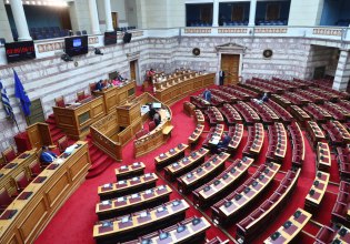 Βουλή: Κατατέθηκε η τροπολογία του ΥΠΕΝ για δόμηση σε οικισμούς με λιγότερους από 2.000 κατοίκους