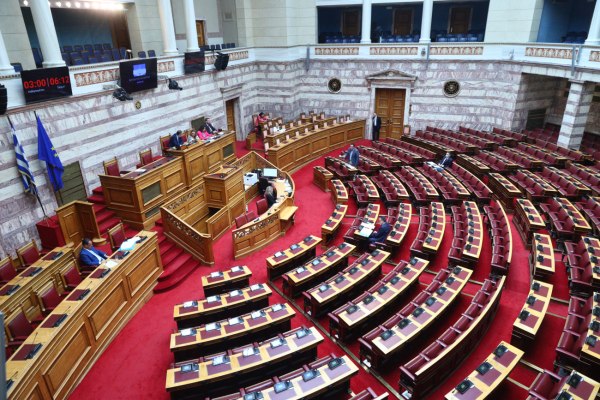 Βουλή: Κατατέθηκε η τροπολογία του ΥΠΕΝ για δόμηση σε οικισμούς με λιγότερους από 2.000 κατοίκους