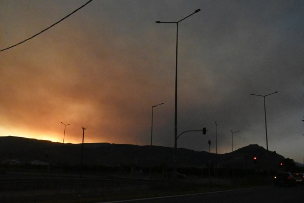 Δύσκολη νύχτα για τα Κύθηρα – Μαίνονται οι εστίες, ισχυροί άνεμοι