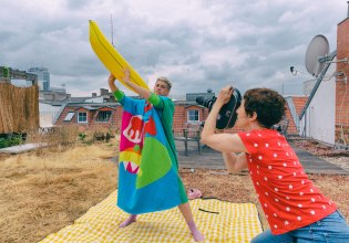 Newman x ΣΤΕΛΛΑ: Μια κινηματογραφική απόδραση μέσα στην πόλη