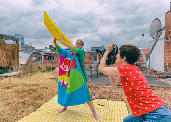 Newman x ΣΤΕΛΛΑ: Μια κινηματογραφική απόδραση μέσα στην πόλη