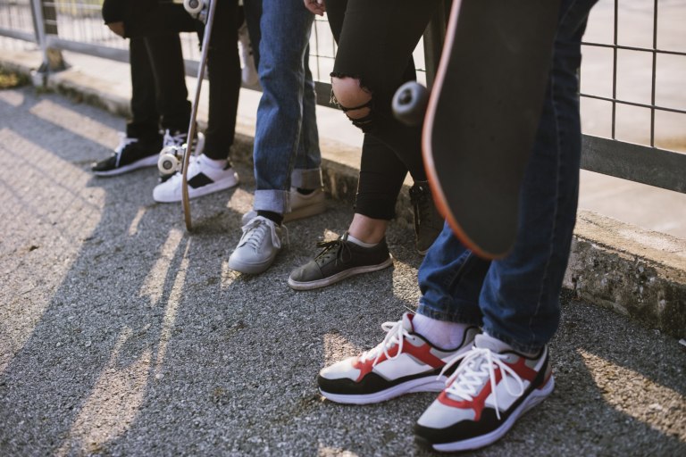 Γυναικεία και Ανδρικά Sneakers: Βρείτε το Ιδανικό Μοντέλο για Εσάς