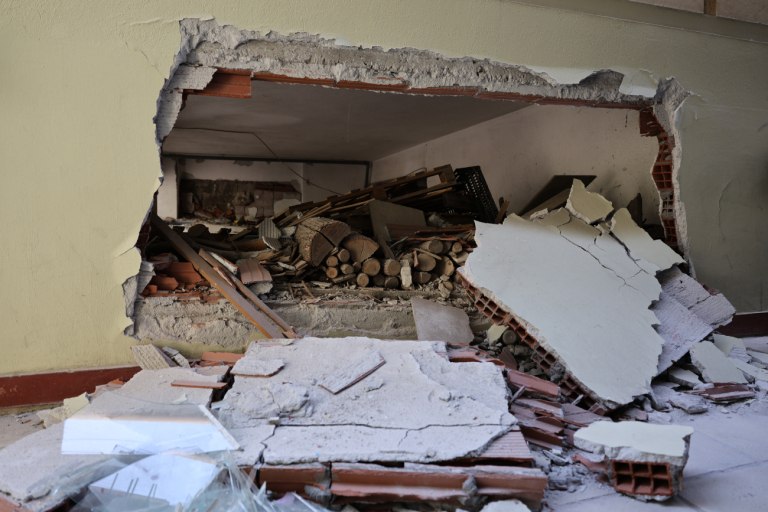 Έκρηξη στη Θεσσαλονίκη: Εικόνες ισοπέδωσης στην περιοχή – Έφοδος της ΕΛ.ΑΣ. στις φυλακές Διαβατών