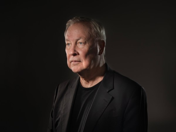 Ρόμπερτ Γουίλσον: Πέθανε ο χαρισματικός σκηνοθέτης που έδωσε φωνή στη σιωπή