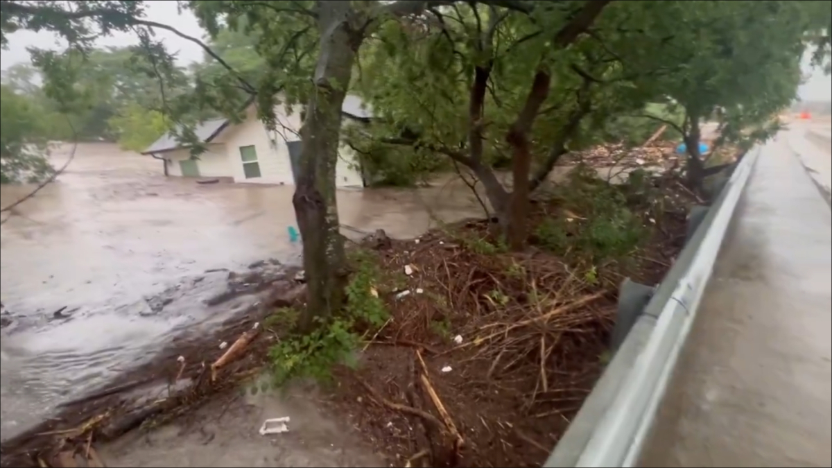 Τέξας: Η στιγμή που χείμαρρος παρασύρει ολόκληρο σπίτι [video]