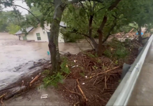 Τέξας: Η στιγμή που χείμαρρος παρασύρει ολόκληρο σπίτι [video]