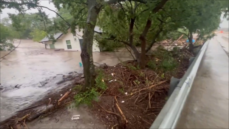 Τέξας: Η στιγμή που χείμαρρος παρασύρει ολόκληρο σπίτι [video]