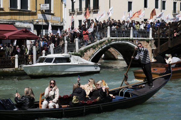Φρένο στον υπερτουρισμό ή πολιτιστική… «Ντίσνεϊλαντ»; – Η Βενετία κάνει απολογισμό