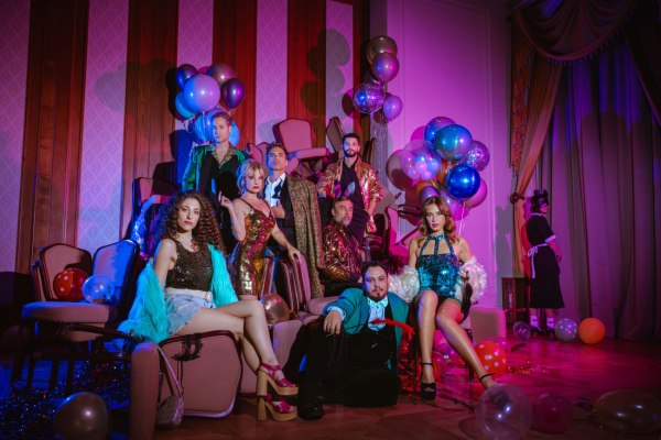 «Hotel Amour»: Το νέο πρωτότυπο μιούζικαλ των Γεράσιμου Ευαγγελάτου και Θέμη Καραμουρατίδη