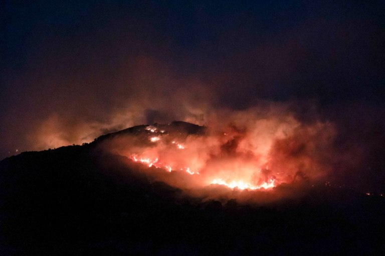Κοζάνη: Επί ποδός όλη τη νύχτα για αντιπυρικές ζώνες και αντιμετώπιση αναζωπυρώσεων