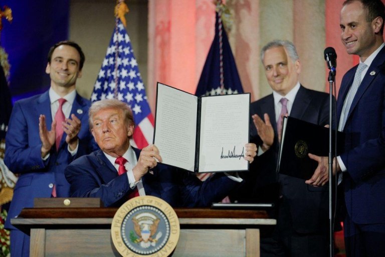 Ο Τραμπ τα βάζει με τη «μαρξιστική και woke» τεχνητή νοημοσύνη