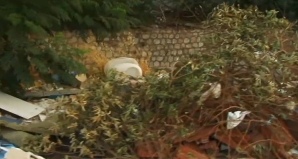 Εικόνες ντροπής στον Ταύρο – Μπάζα, πόρτες, κλιματιστικά και μοκέτες πεταμένα σε ρέμα