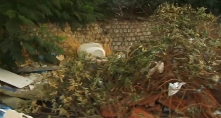 Εικόνες ντροπής στον Ταύρο – Μπάζα, πόρτες, κλιματιστικά και μοκέτες πεταμένα σε ρέμα