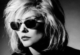 Δούλεψα πολύ για να είμαι πανκ: Η Ντέμπι Χάρι, ετών 80, στο Vanity Fair