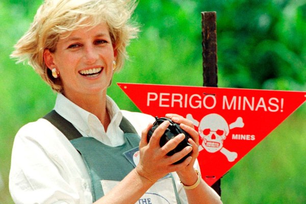 Όταν η Νταϊάνα περπάτησε ανάμεσα στο θάνατο: Οι νάρκες, ο Χάρι και η Συνθήκη της Οτάβα