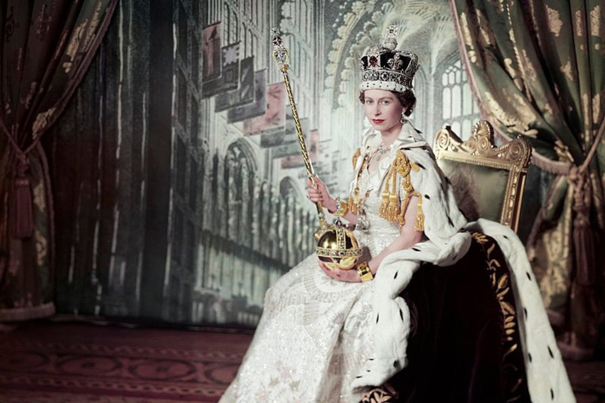 Στέμμα με στιλ: Η μεγαλύτερη έκθεση μόδας για τη soft διπλωματία της Ελισάβετ στα 100α γενέθλια της