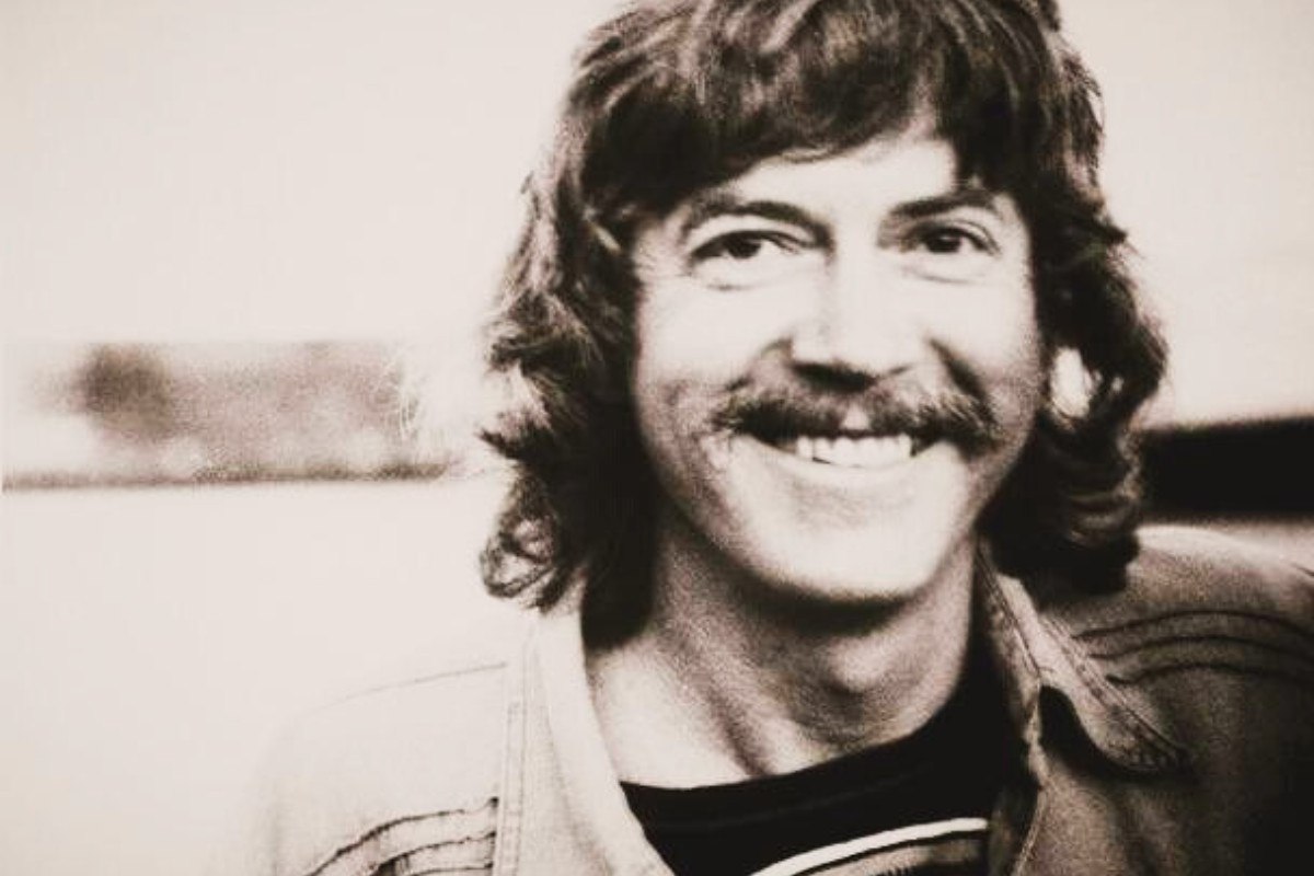 Μην εξοργίζεστε, να είστε εξωφρενικοί! Το αντισυμβατικό μανιφέστο του Τομ Ρόμπινς που γεννήθηκε σαν σήμερα