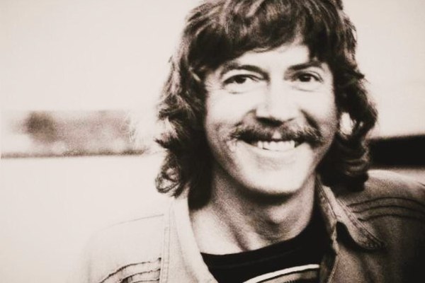 Μην εξοργίζεστε, να είστε εξωφρενικοί! Το αντισυμβατικό μανιφέστο του Τομ Ρόμπινς που γεννήθηκε σαν σήμερα