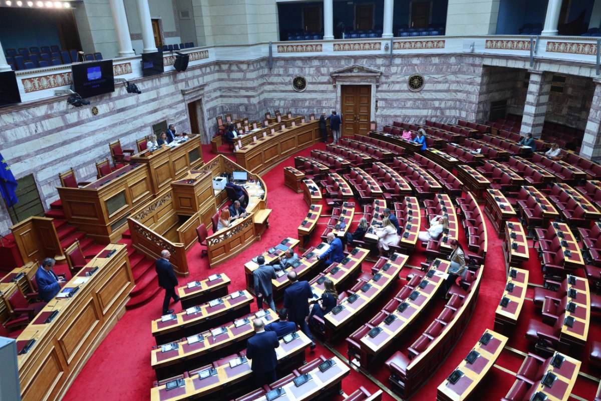 Βουλή: Παραπέμπεται με 157 «ναι» σε ειδικό Δικαστήριο για το αδίκημα της παράβασης καθήκοντος ο Καραμανλής