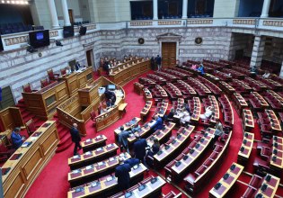 Βουλή: Παραπέμπεται με 157 «ναι» σε ειδικό Δικαστήριο για το αδίκημα της παράβασης καθήκοντος ο Καραμανλής