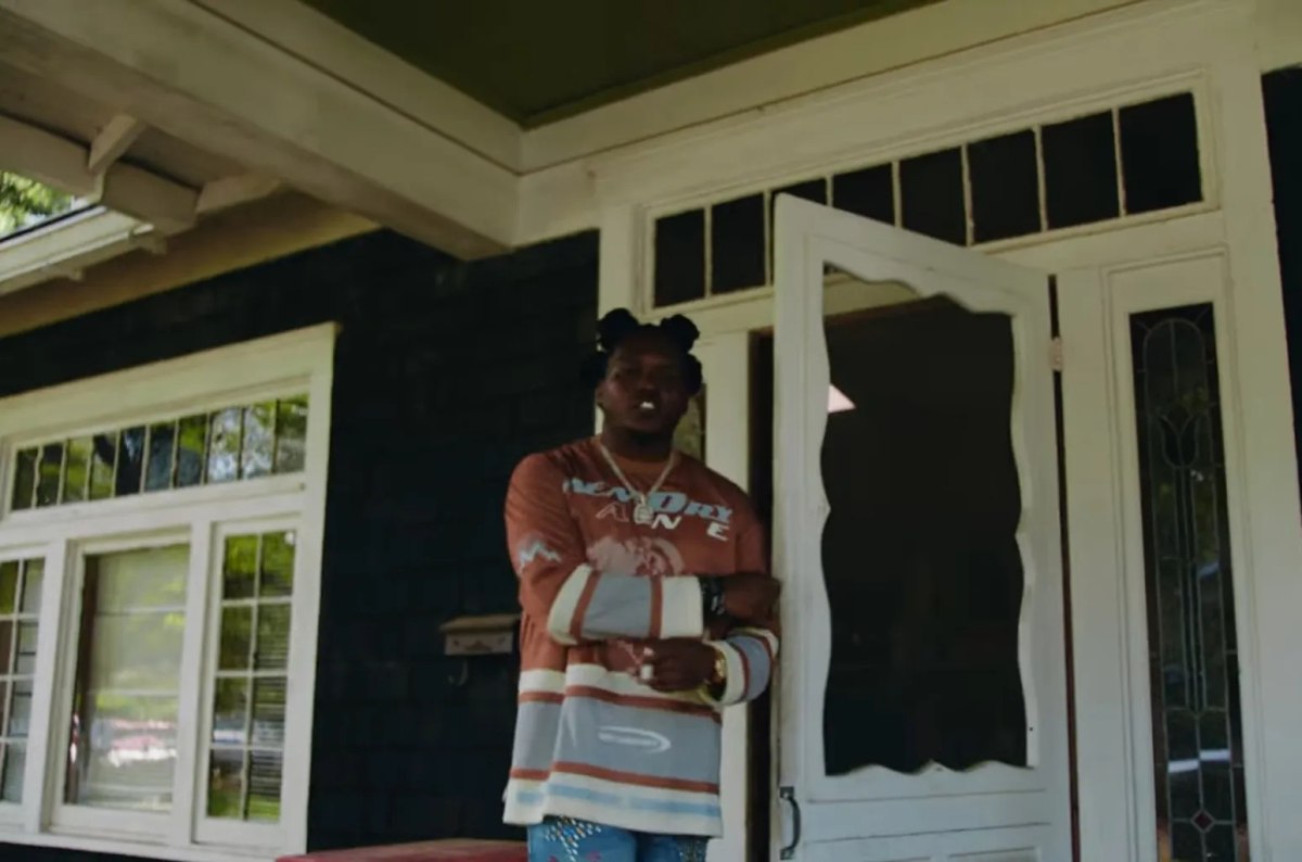 «Iced Tea»: Ο ράπερ Young Nudy κάνει ξεναγήσεις στη γειτονιά του – 21 Savage και Project Pat στο πλευρό του