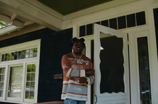 «Iced Tea»: Ο ράπερ Young Nudy κάνει ξεναγήσεις στη γειτονιά του – 21 Savage και Project Pat στο πλευρό του