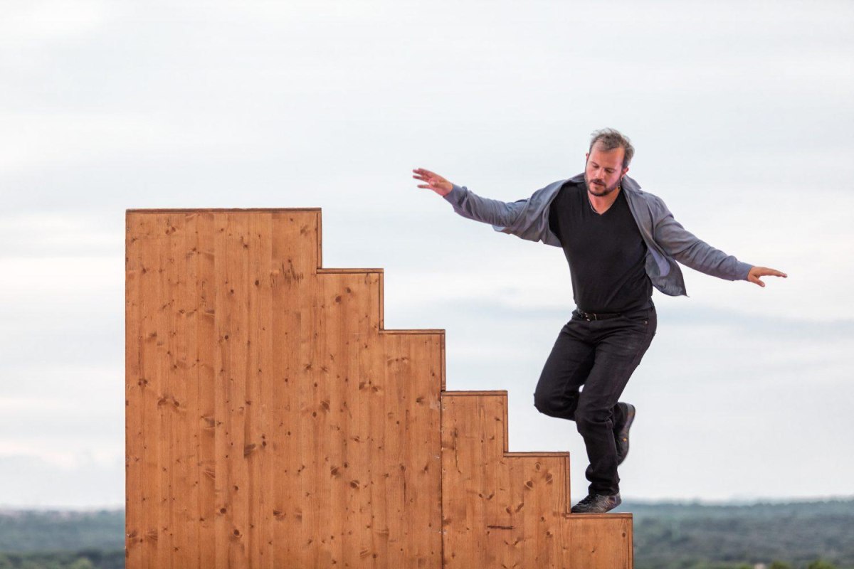 Ο χορευτής Γιοάν Μπουρζουά «πετάει» πάνω σε σκάλες – «Θέλω να επιστρέψω στο πνεύμα της παιδικής ηλικίας»