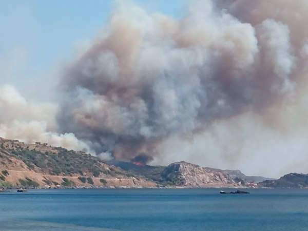 Φωτιά στο Λάχι Λακωνίας – Εκκενώνονται οικισμοί – 4 άτομα απομακρύνθηκαν με σκάφος του Λιμενικού