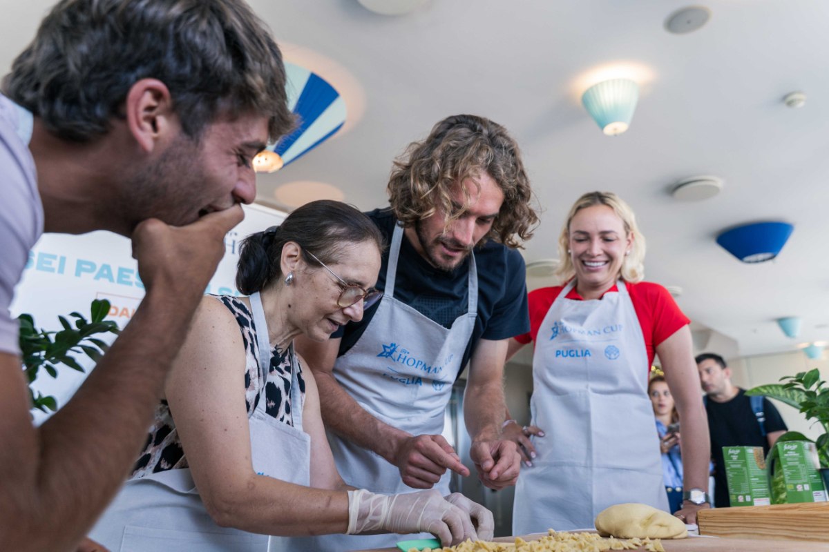 Σε ρόλο σεφ ο Στέφανος Τσιτσιπάς κάνει χειροποίητα ζυμαρικά (pics)