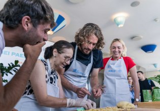 Σε ρόλο σεφ ο Στέφανος Τσιτσιπάς κάνει χειροποίητα ζυμαρικά (pics)