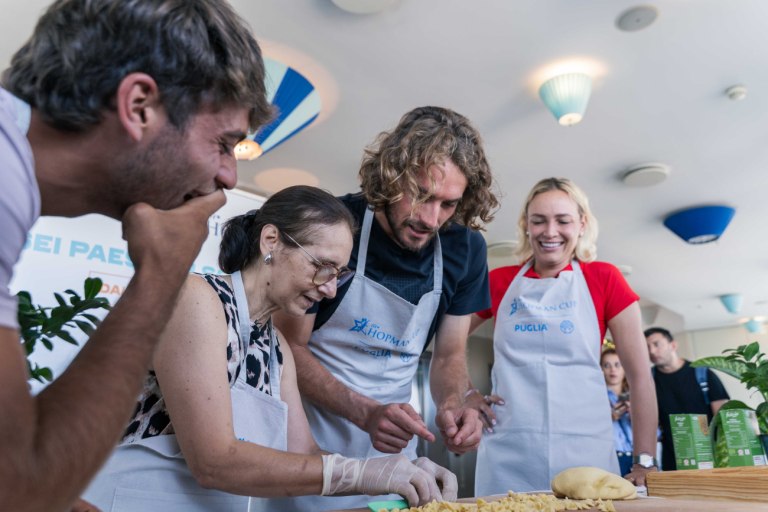 Σε ρόλο σεφ ο Στέφανος Τσιτσιπάς κάνει χειροποίητα ζυμαρικά (pics)