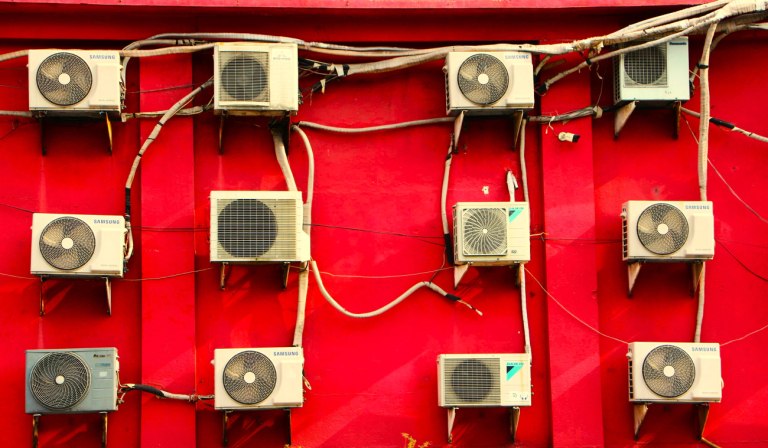 Kαύσωνες, η νέα κανονικότητα: Η Ευρώπη προσπαθεί να δροσιστεί αλλά με τι περιβαλλοντικό κόστος;