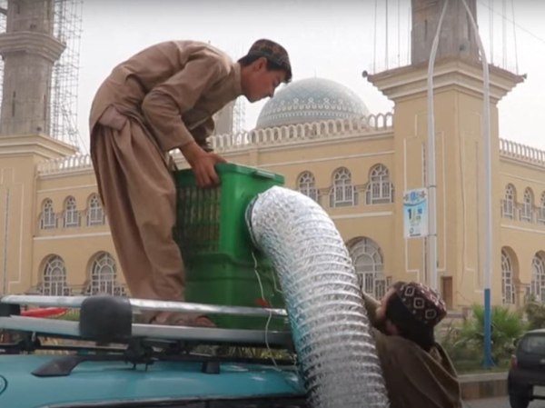 Αφγανιστάν: Οι οδηγοί ταξί έφτιαξαν αυτοσχέδια κλιμαστικά για την ζέστη