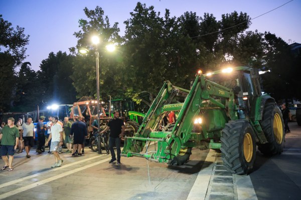 Θεσσαλία: Τα τρακτέρ στους δρόμους, οι αγρότες στα… «κάγκελα»