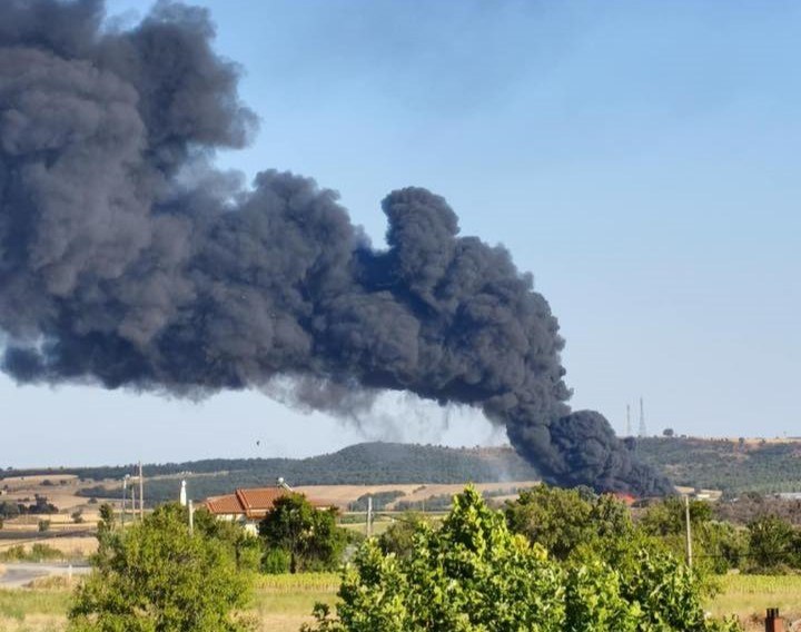 Φωτιά στην Αλεξανδρούπολη: Καλύτερη η εικόνα – Θα πάρει χρόνο η κατάσβεσή της λόγω των υλικών που καίγονται