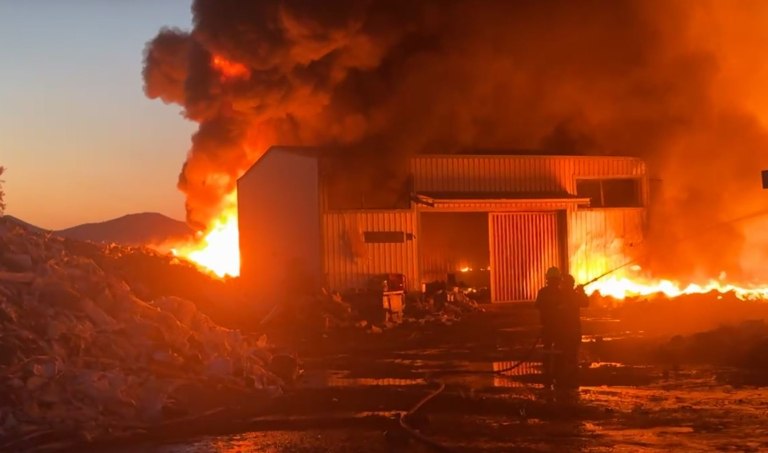 Μεγάλη φωτιά σε βιοτεχνία ανακύκλωσης στην Αλεξανδρούπολη – Μήνυμα από το 112 για τους καπνούς