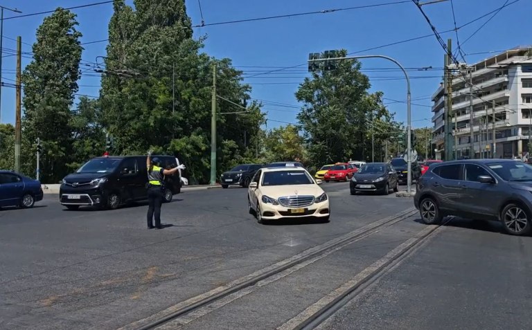 «Χάος» σε Αμαλίας και Αρδηττού – Δεν λειτουργούν τα φανάρια