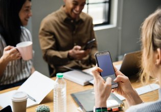 Βοηθά η απαγόρευση των κινητών στα σχολεία; Τι δείχνει το παράδειγμα της Ολλανδίας