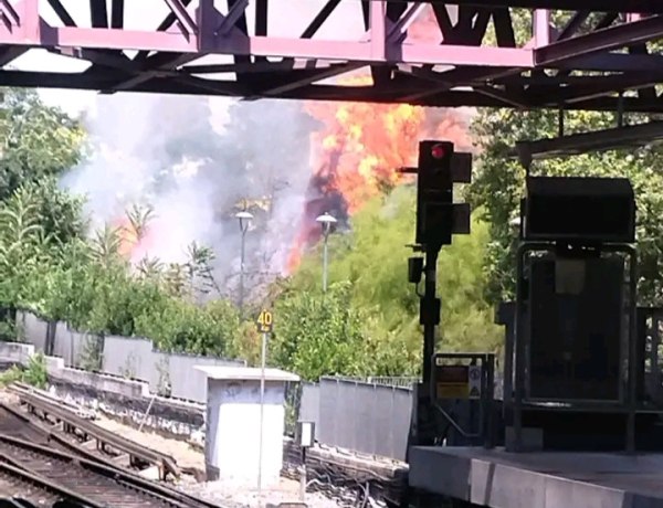 Φωτιά στα Ανω Πατήσια – Διακοπή δρομολογίων του ΗΣΑΠ – Μεγάλη ταλαιπωρία για τους επιβάτες