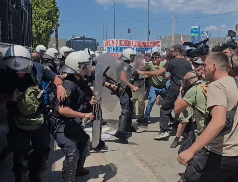 Ανάβυσσος: Χημικά εναντίον φοιτητών στη Σύνοδο Πρυτάνεων