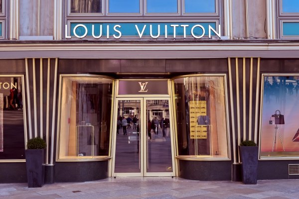 Στη φόρα δεδομένα πελατών της Louis Vuitton καθώς οι κυβερνοεπιθέσεις γίνονται μόδα