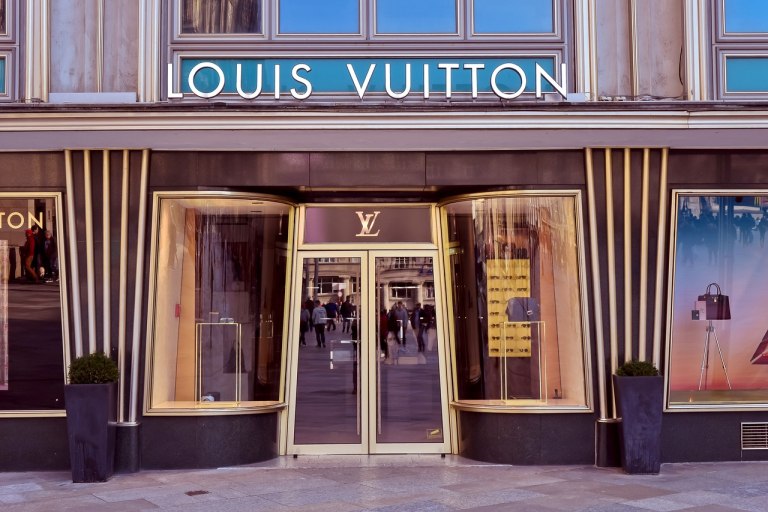 Στη φόρα δεδομένα πελατών της Louis Vuitton καθώς οι κυβερνοεπιθέσεις γίνονται μόδα