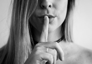 Η σιωπή είναι χρυσός: Το να μην μιλάς για λίγο δεν είναι κακό