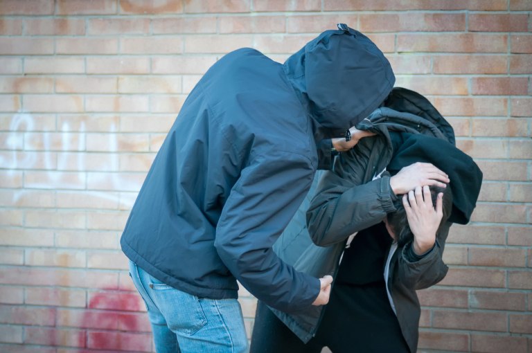 Θεσσαλονίκη: Συνελήφθη 17χρονος επειδή χτύπησε συνομήλικό του – Στα χέρια της αστυνομίας και η μητέρα του