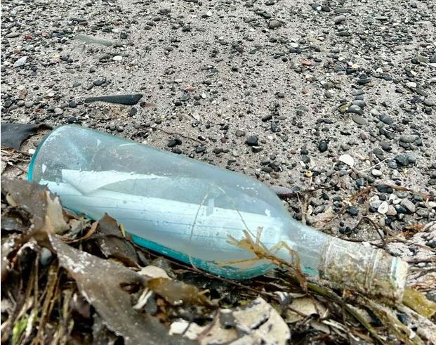 Ιρλανδία: Μήνυμα σε μπουκάλι βρέθηκε 13 χρόνια μετά – Πώς ένωσε 2 ζευγάρια