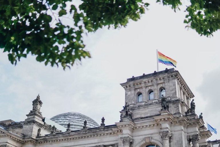 ΛΟΑΤΚΙ+: Αντιδράσεις για τη δήλωση Μερτς ότι «η Βουλή δεν είναι σκηνή τσίρκου»