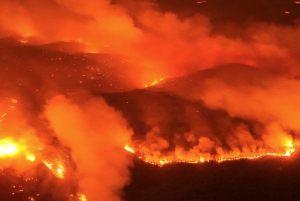 Τουρκία: Πυρκαγιές απειλούν την τέταρτη πόλη της χώρας – Χιλιάδες κάτοικοι εγκατέλειψαν τα σπίτια τους