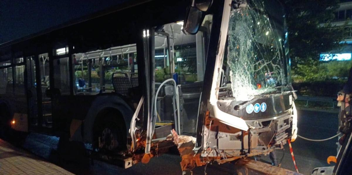 Αργυρούπολη: Ακυβέρνητο λεωφορείο σε τρελή πορεία ξηλώνει κολώνες προτού ακινητοποιηθεί (βίντεο)